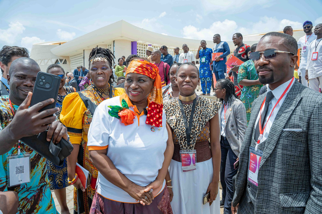 La directrice exécutive du Fonds des Nations Unies pour la population (UNFPA), Natalia Kanem (au centre), rencontre des jeunes lors d’un événement à Cotonou, au Bénin.